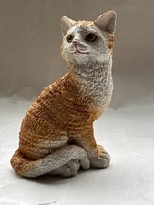 sitzende Katze hellbraun-weiß