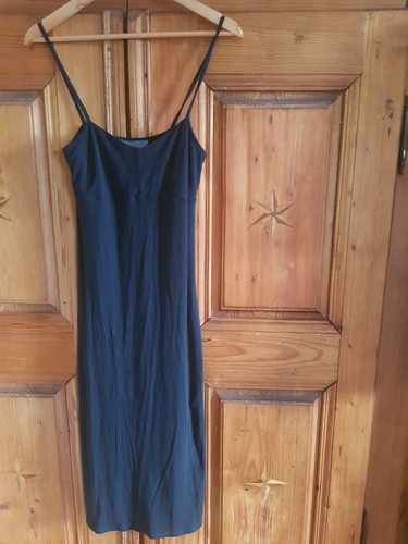 Schwarzes jersey trägerkleid - schwarzes, jersey-trägerkleid