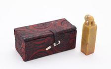 Chinesisches geschnitztes Steinsiegel Petschaft "Thomas" Vintage in Box H 7,5 cm