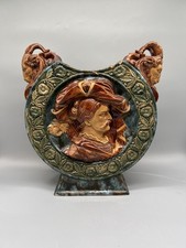 Prächtige Vase aus Majolika, verziert mit Männer- und Ziegenköpfen. Höhe: 34 cm