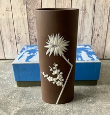 Wedgwood weiss auf braun - weiss,