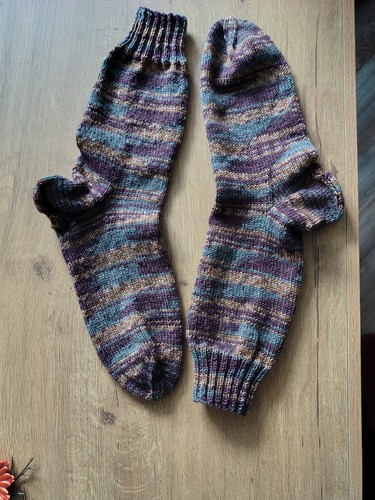 Handgestrickte socken aus - handgestrickte,