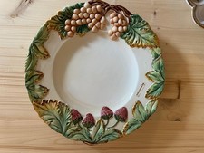 Dekorativer Keramikteller „Fermann“ – Relief Obst & Blätter – handbemalt