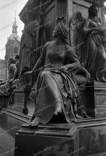Negativ-Berlin-Denkmal-Archite