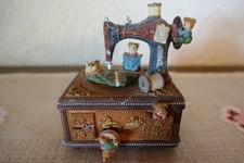 Spieluhr Nähmaschine mit Bärchen - Spieluhr aus Polyresin - Nähmaschine