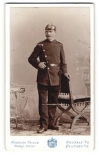 Fotografie Rudolph Thiele, Neusalz a. O., Feuerwehrmann in Uniform mit Pickelha 