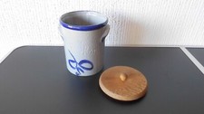 Alter Topf mit Holzdeckel