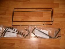 Pflanzen Blumen zwei schwarze Halterungen Metall Balkon Kasten