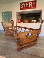 Alte Krippe aus Massivholz mit