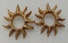 Bronze Brosche Helena Rubinstein, zwei Sonnenbroschen