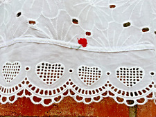 Scheibengardine mit Stickerei