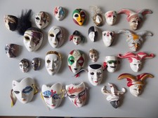 Venezianische Masken 27 St. Konvolut Keramik Porzellan Ton