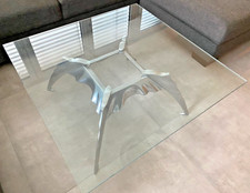 Designer Glastisch mit extravagantem Untergestell