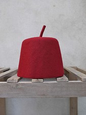 Traditioneller marokkanischer Fez mit Stiel von Tails and the Unexpected - 100% Wollfilz