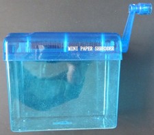 Kleiner Hand-Tisch-Aktenvernichter, neuwertig weil unbenutzt, Schnittbreite 15cm