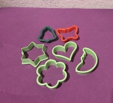 DDR -6 PLÄTZCHEN AUSSTECHFORMEN- mehrfarbig PLASTE WEIHNACHTEN OSTALGIE VINTAGE 