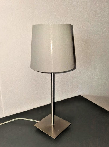 Moderne tischlampe mit grauem - mit,