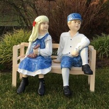 FRIESEN KINDER PAAR auf HOLZ BANK blau Garten Deko Figuren MÄDCHEN & JUNGE 