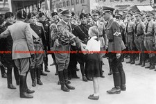 F022677 BDM Mädchen begrüßt