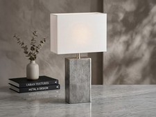 Große Nachttischlampe mit