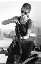 Linda Hamilton Terminator 2 Sarah Connor mit Zigarette & Pistole 4x6 Zoll Foto