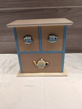 Kleiner süßer alter Teebeutel Schrank