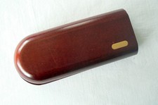 Brillenetui aus Holz Etienne Aigner -  bordeaux rot - Etui mit Putztuch