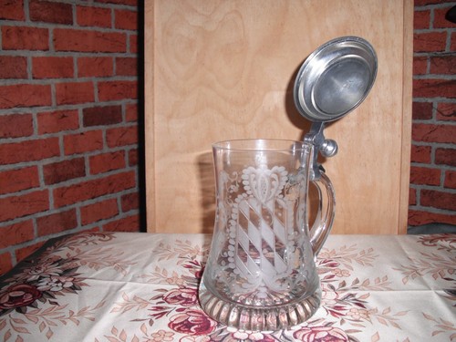 Bierkrug aus glas mit - bierkrug,