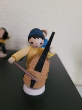 Ulmik - Wintermusiker mit Bass • farbig gebeizt - Höhe ca. 7 cm