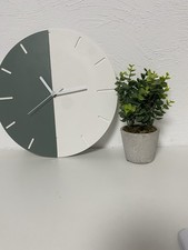 Wanduhr Rund Zweifarbig – Grün & Weiß – Modernes Wohnaccessoire – Handmade