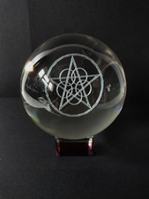 Pentagramm mittig gravierte Kristallkugel 80 cm Wicca Chaos Magic