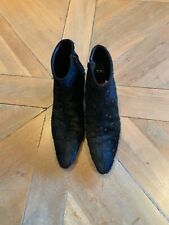 Andrea Pfister Couture: Schwarze Fellstiefelette mit schwarzem Strass in Gr. 37