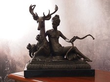 Bronzestatue Diana mit Hirsch und Hunden – Römische Göttin der Jagd – 33 cm