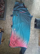 Sommer Coole Turnierdecke von Felix Bühler in Türkis bis Pink