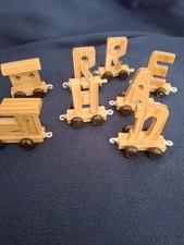 Buchstabenzug  aus Holz. 8 Teile  je 3,40 €