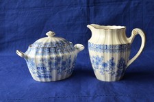 Milch und Zuckerdose mit