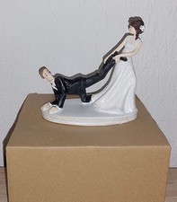 * Deko  Hochzeitstorte Braut & Bräutigam Beinzug ca. 10 x 10 cm Harz neuwertig *