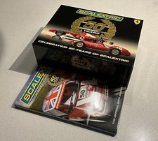 Scalextric 50 Years Limited Edition mit zwei Ferrari Slotcars und Buch