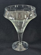 Eine moderne Glasvase aus