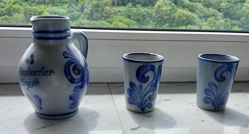 Schöner krug und - krug, zwei