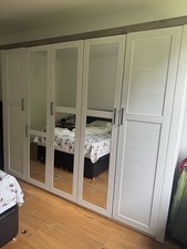 Großer Kleiderschrank mit