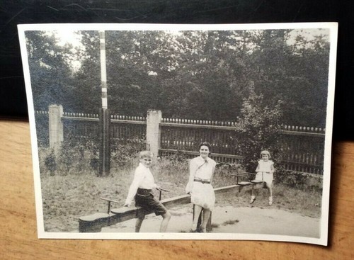 Frau kinder auf spielplatz - 2,
