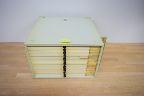 Zahnschrank mit schubladen und - zahnschrank,