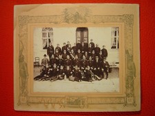 ADORF (VOGTLAND) (?) – FEUERWEHRMÄNNER IN UNIFORM UND PICKELHAUBE – Großes Foto