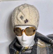 NEU Handstrick Mütze MOSHIKI 100% Wolle Creme Grau Irische Zopfmuster Stickerei