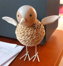 Deko Vogel mit Holzkopf, Metallfüßen und Wackelflügeln, 11 x 11 cm