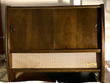 Musiktruhe / Musikschrank mit Röhrenradio und Plattenspieler 