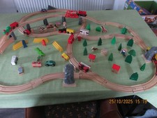 Holzeisenbahn Konvolut von Brio +Eichhorn* Schienen ,Züge, Autos, Bäume , (2)