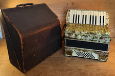 C.W. Meinel Corelli Akkordeon Ziehharmonika Harmonika 32 Bass grün Koffer