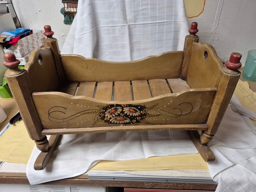 Puppenwiege aus holz alt - aus,